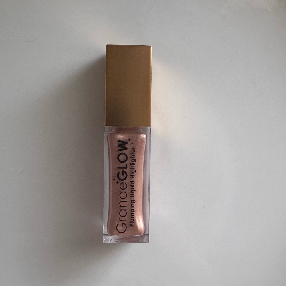 Grande Glow Plumping Liquid Highlighter in shade French Pearl - Picture 7 of 9